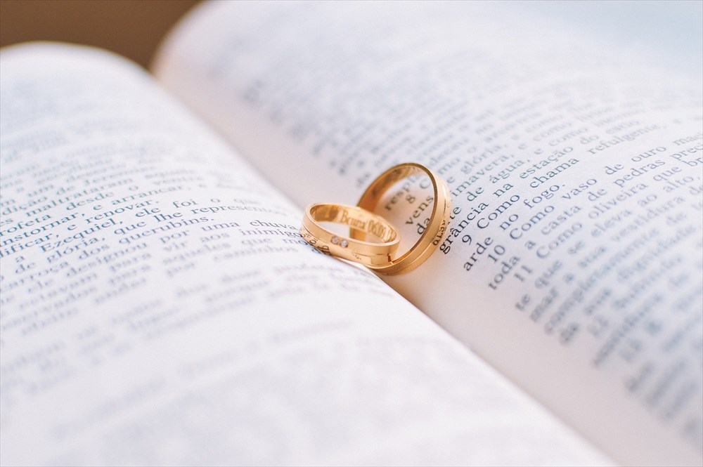 聖書の上に結婚指輪（ペアリング）が載っている写真