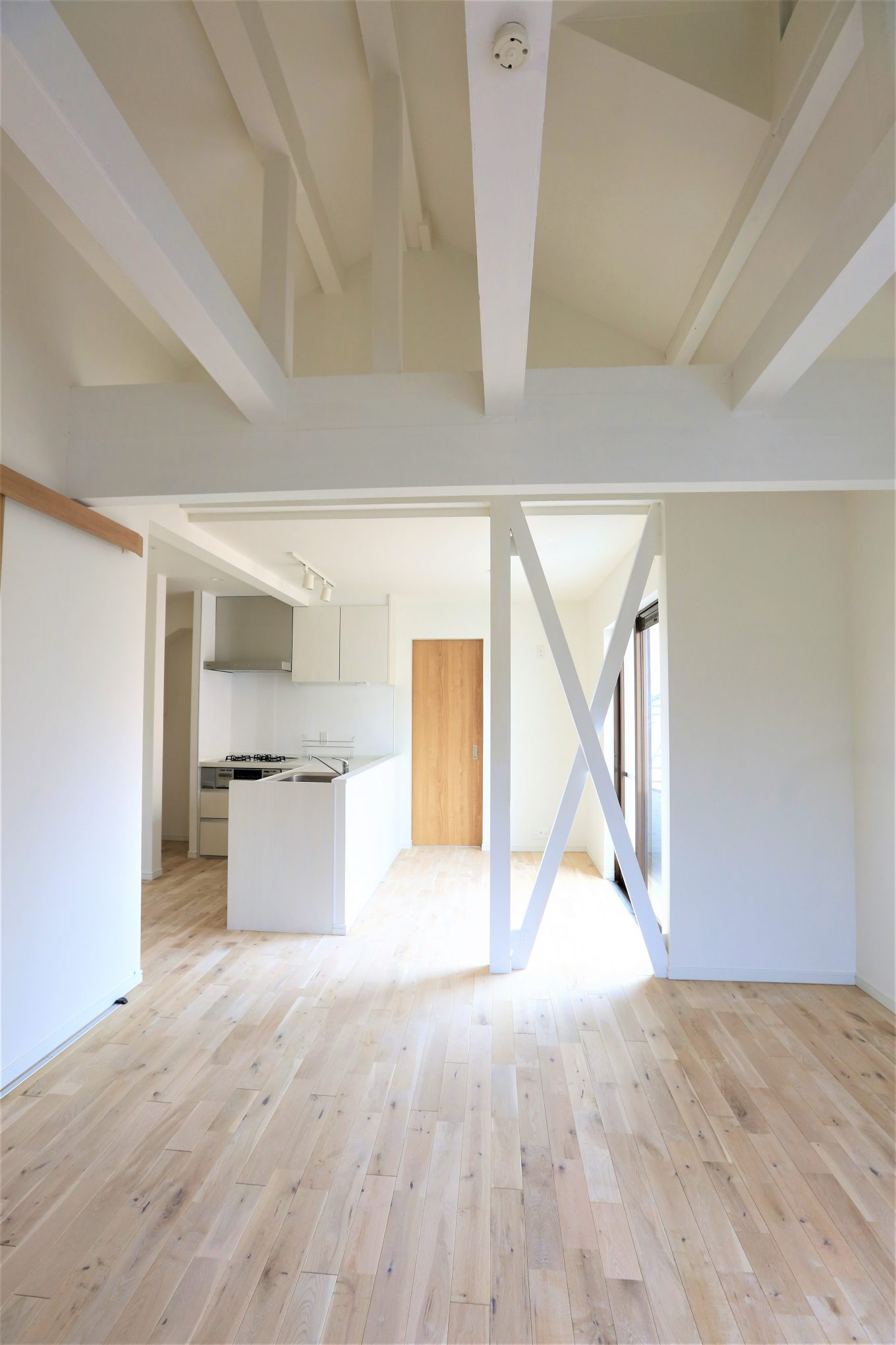 戸建てのキッチンを梁、壁ともに真っ白にリノベーション