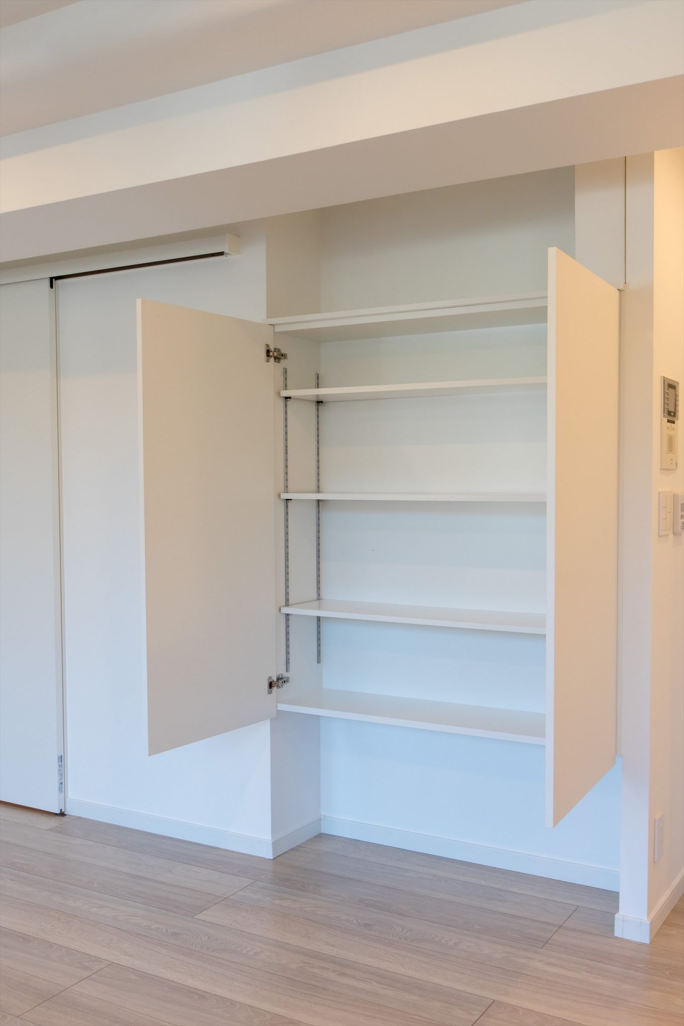 リビングの細々した収納空間は可動棚＆扉ですっきり！