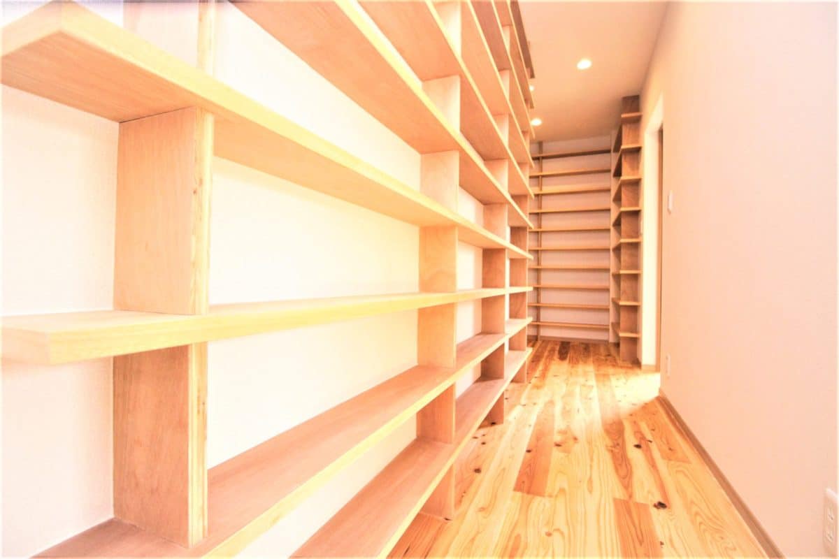 本をたっぷり収納したい！壁一面を造作の本棚に。｜ウェディングリノベーション