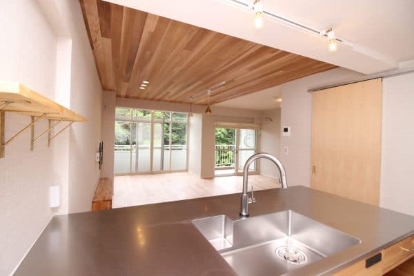 羽目板天井とオープンキッチン｜ウェディングリノベーション